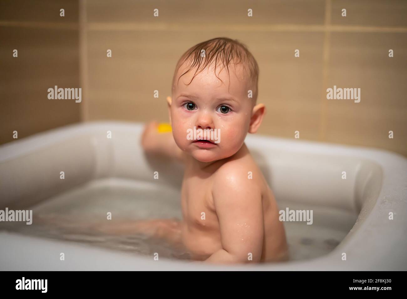 Petite Fille Charmante Babe Joue Dans L Eau Dans La Petite Piscine Gonflable De Bebe Situee Dans La Cabine De Douche Dans La Salle De Bains Fille De Bebe Souriant Et D Avoir Le