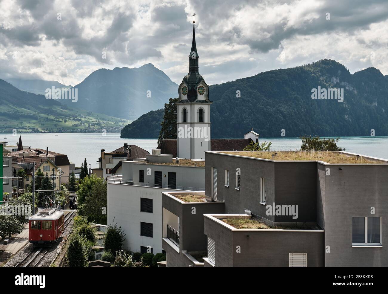 Vue panoramique sur le lac et les bâtiments contre le ciel Banque D'Images