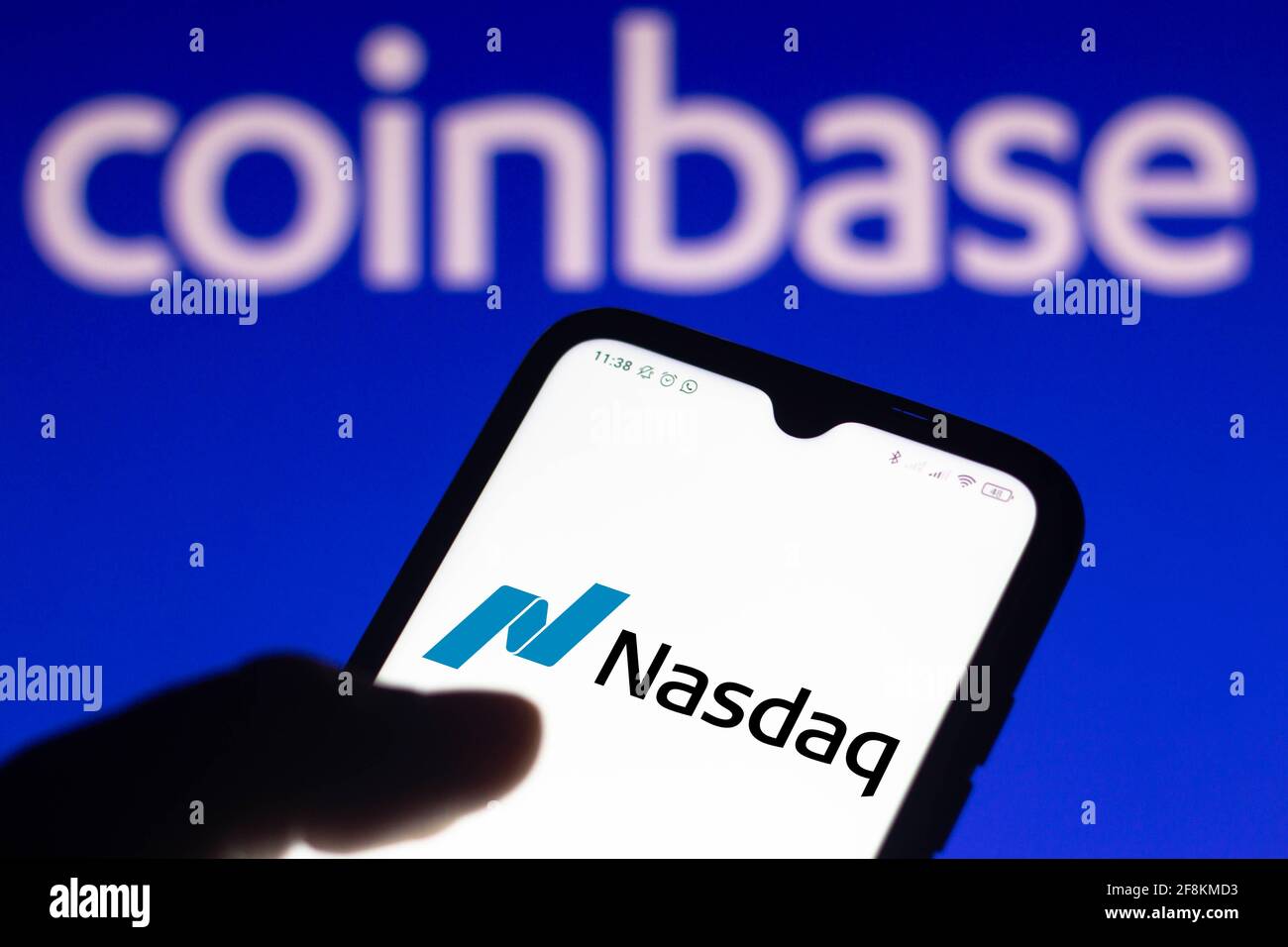 Dans cette illustration, le logo Nasdaq stock Market vu sur un écran de smartphone avec le logo de Coinbase en arrière-plan. Banque D'Images