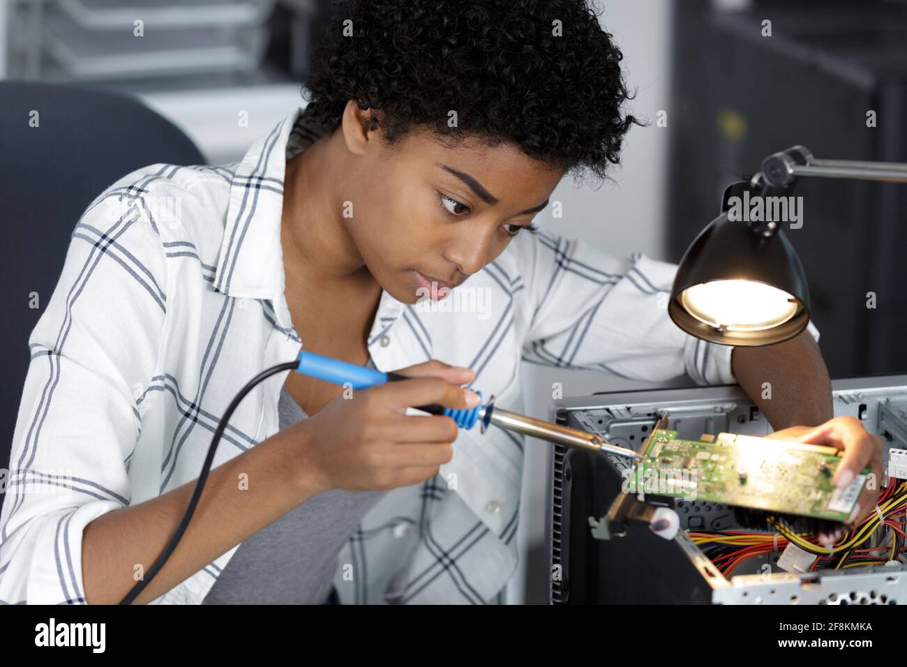 Éléments de soudure femme circuit board Banque D'Images