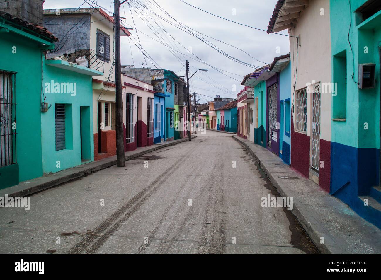 Rue étroite à Sancti Spiritus, Cuba Banque D'Images
