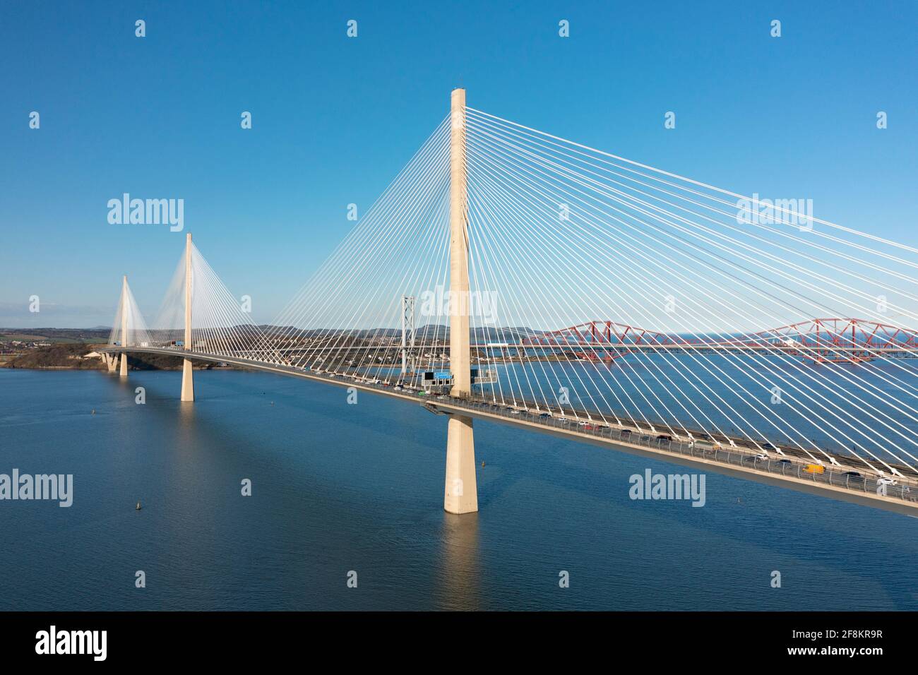 Vue aérienne depuis le drone de Queensferry Crossing Bridge un pont à passage de câble enjambant le Firth of Forth en Écosse, au Royaume-Uni Banque D'Images