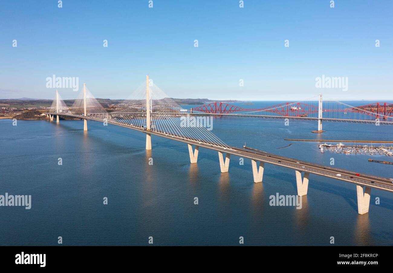 Vue aérienne depuis le drone de Queensferry Crossing Bridge un pont à passage de câble enjambant le Firth of Forth en Écosse, au Royaume-Uni Banque D'Images