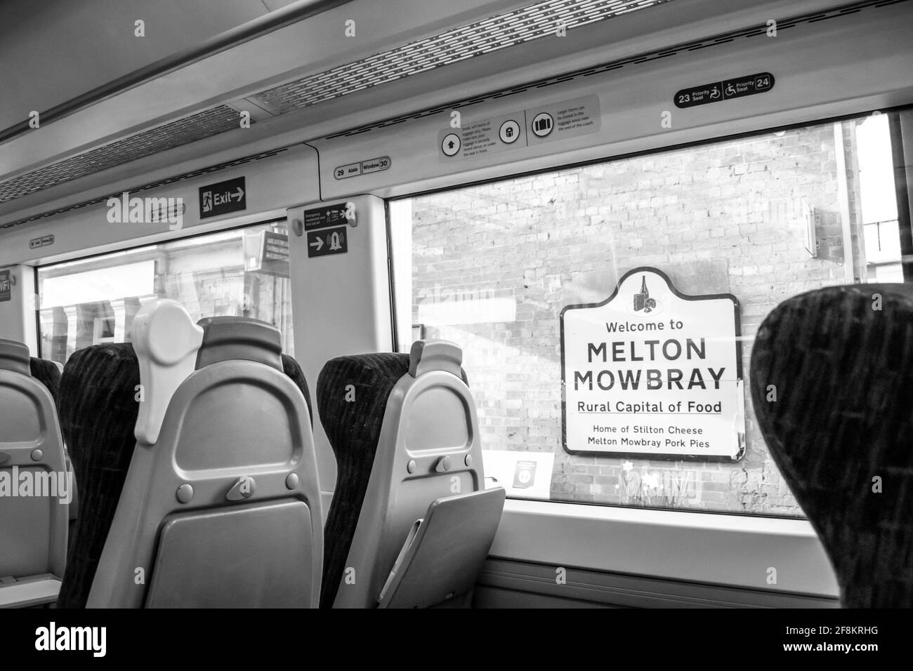 MELTON MOWBRAY, ANGLETERRE- 3 avril 2021: Bienvenue au panneau MELTON MOWBRAY vu de l'intérieur d'un train de cross-country Banque D'Images