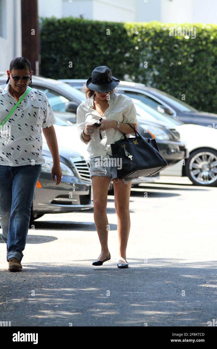 Lindsay Lohan se le vio vio salir y partir de restaurante Ciccone con un amigo. Se le puede ver calzones bragas y pantalones cortos. Los Angeles CA 01 de agosto 2012. FOTO Mediacircuit NortePhoto