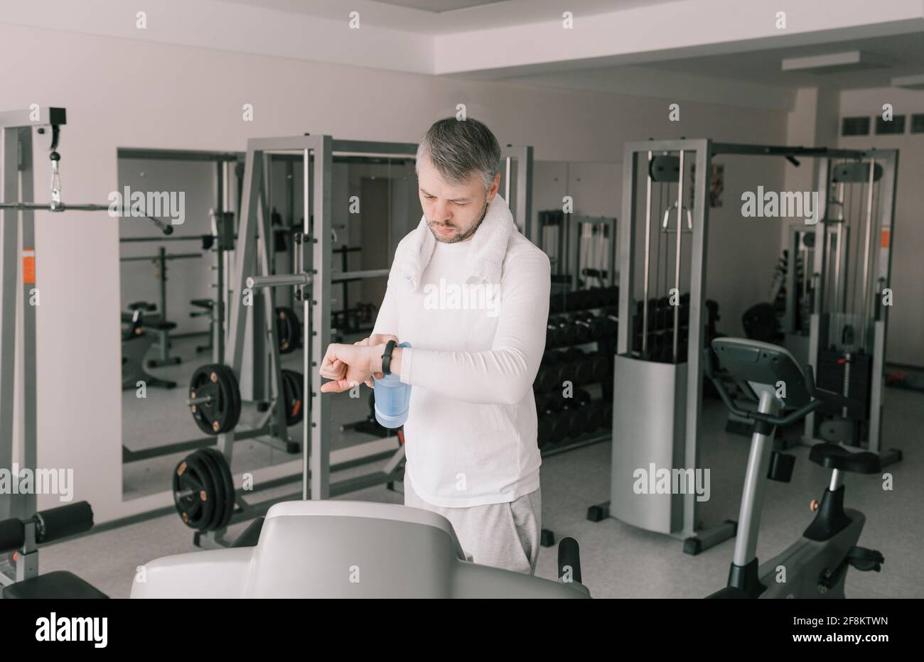 un homme après un entraînement intense regarde un élégant regardez Banque D'Images