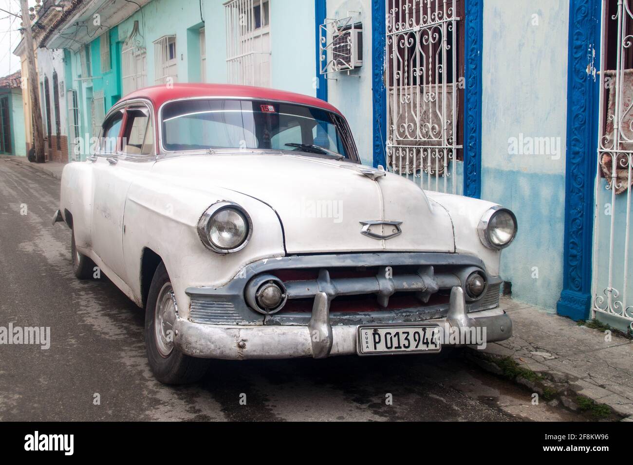 SANCTI SPIRITUS, CUBA - 7 FÉVRIER 2016 : voiture d'époque dans une rue de Sancti Spiritus. Banque D'Images