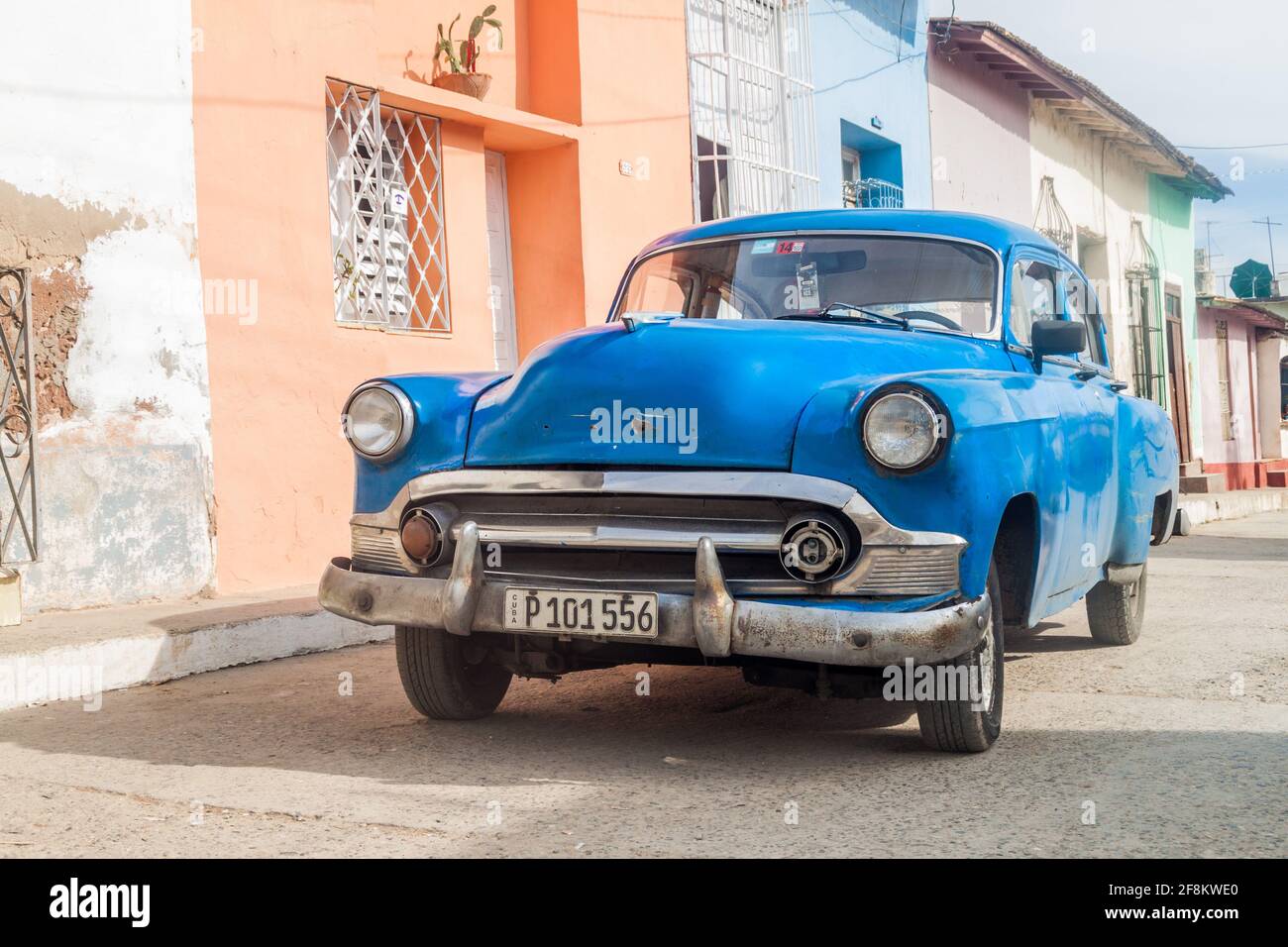 TRINIDAD, CUBA - 8 FÉVRIER 2016 : voiture d'époque dans une rue du centre de Trinidad, Cuba. Banque D'Images