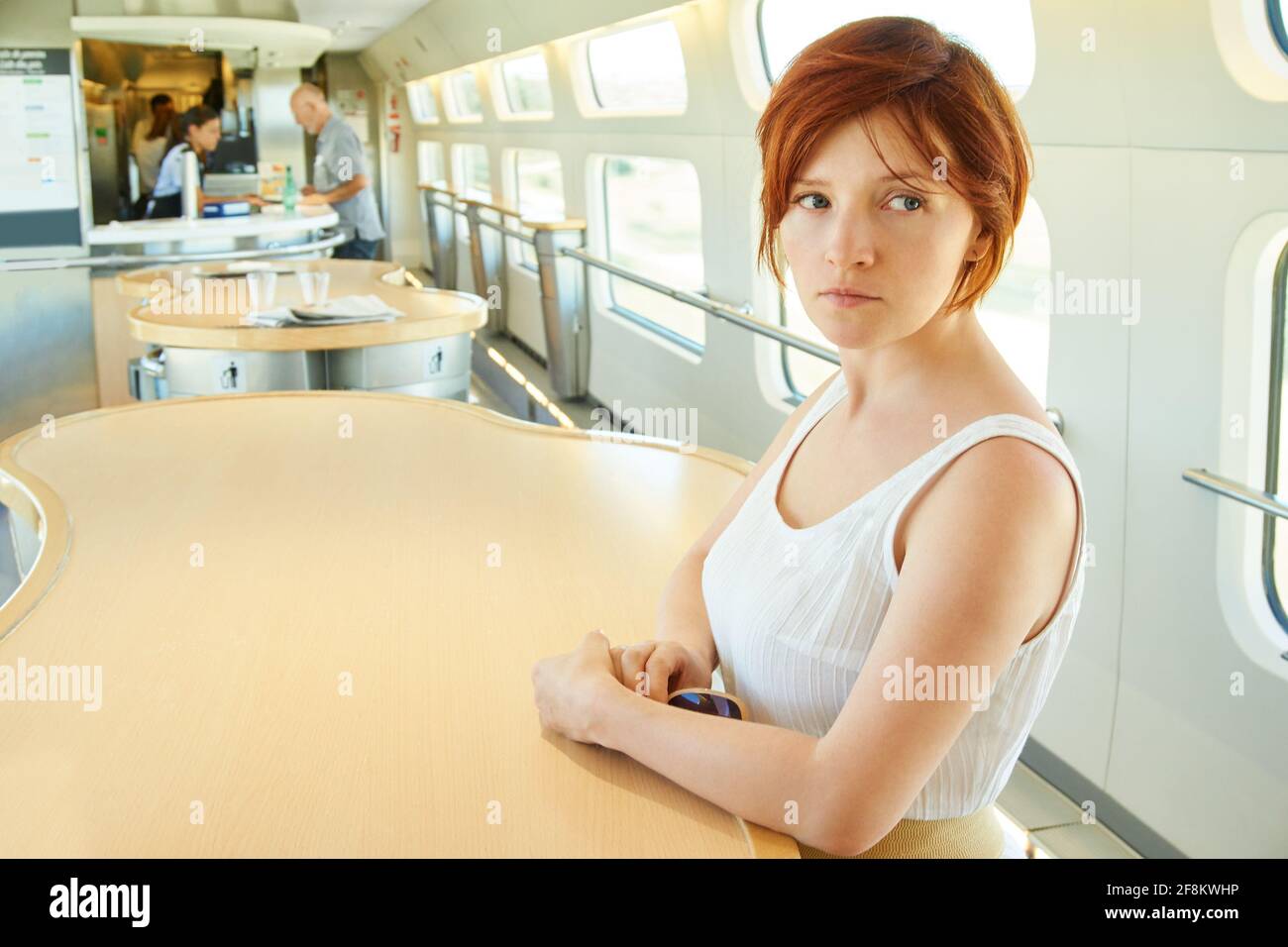 femme en train à la table de la voiture-restaurant. voyageur sur la route. Banque D'Images