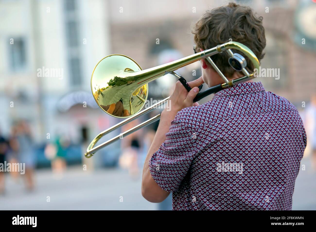 Reflet de la rue dans l'instrument trompette solo. Musicien masculin joue  le trombone. Musique et créativité. Jazz et blues Photo Stock - Alamy