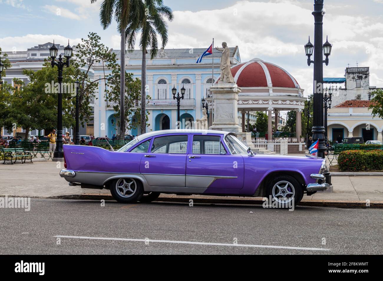 CIENFUEGOS, CUBA - 10 FÉVRIER 2016 : Dodge Kingsway vintage à la place Parque Jose Marti à Cienfuegos, Cuba. Banque D'Images