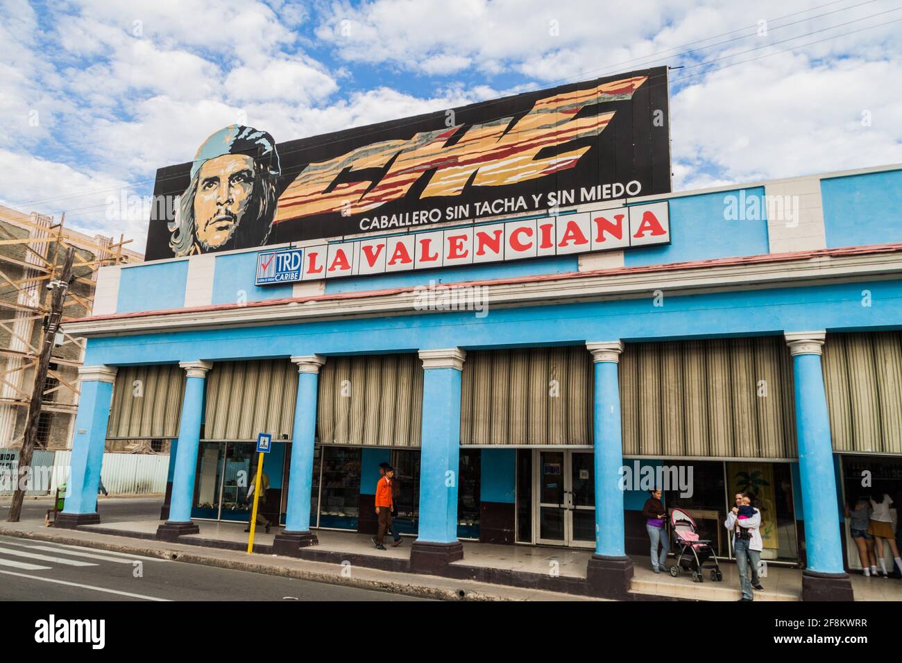 CIENFUEGOS, CUBA - 10 FÉVRIER 2016 : fresque de propagande à la rue Paseo del Prado à Cienfuegos, Cuba. Il dit: Che: Gentleman sans défauts et craintes. Banque D'Images
