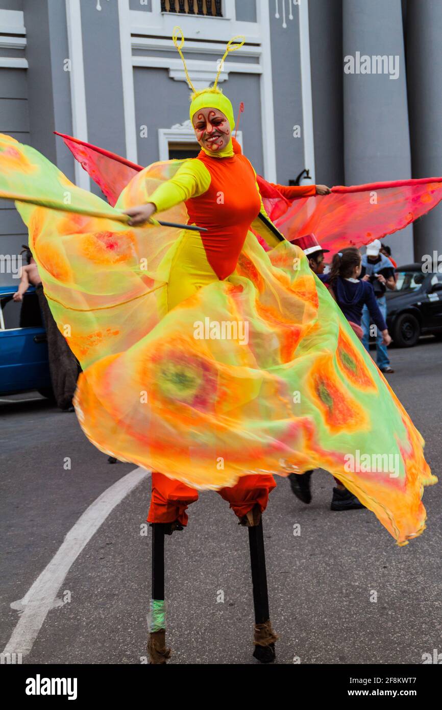 CIENFUEGOS, CUBA - 11 FÉVRIER 2016 : artiste Stiltwalker à la place Parque Jose Marti à Cienfuegos, Cuba. Banque D'Images