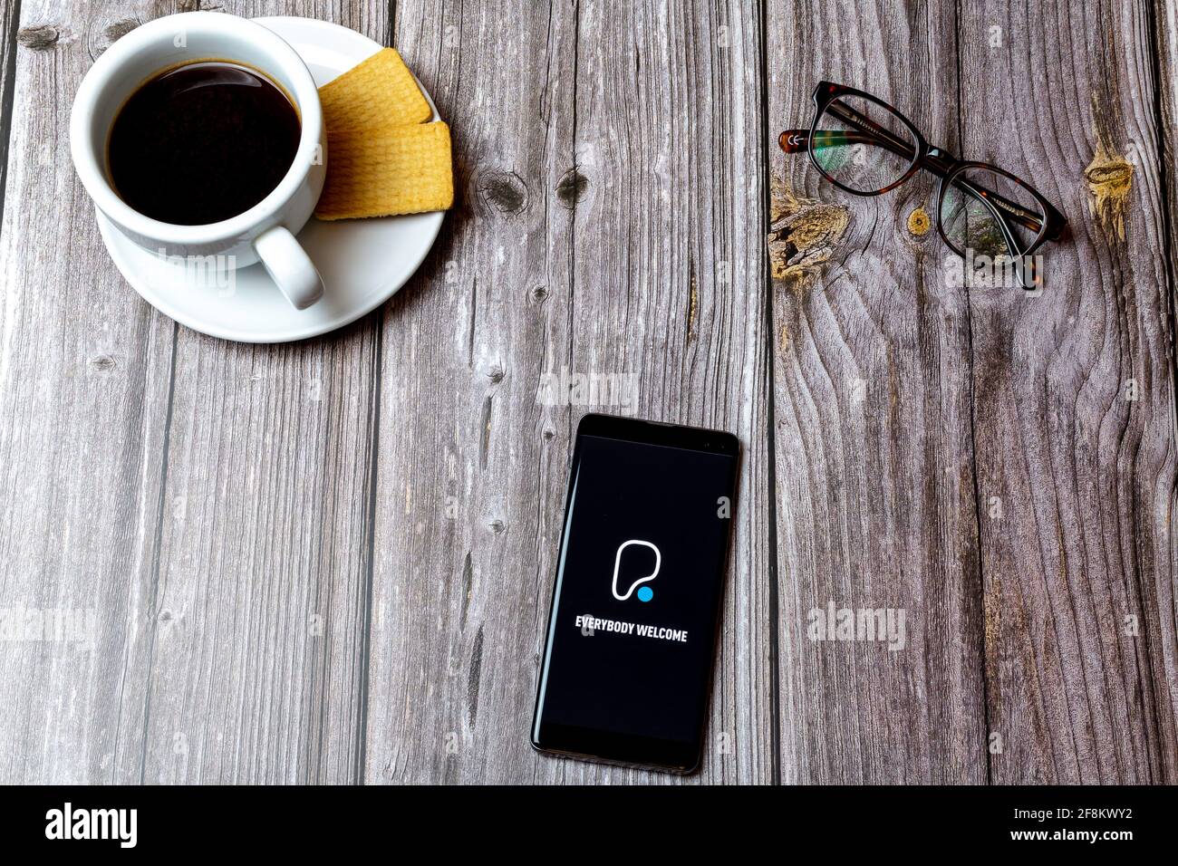 Un téléphone portable ou mobile posé sur un bois Tableau montrant l'application Pure Gym à l'écran Banque D'Images