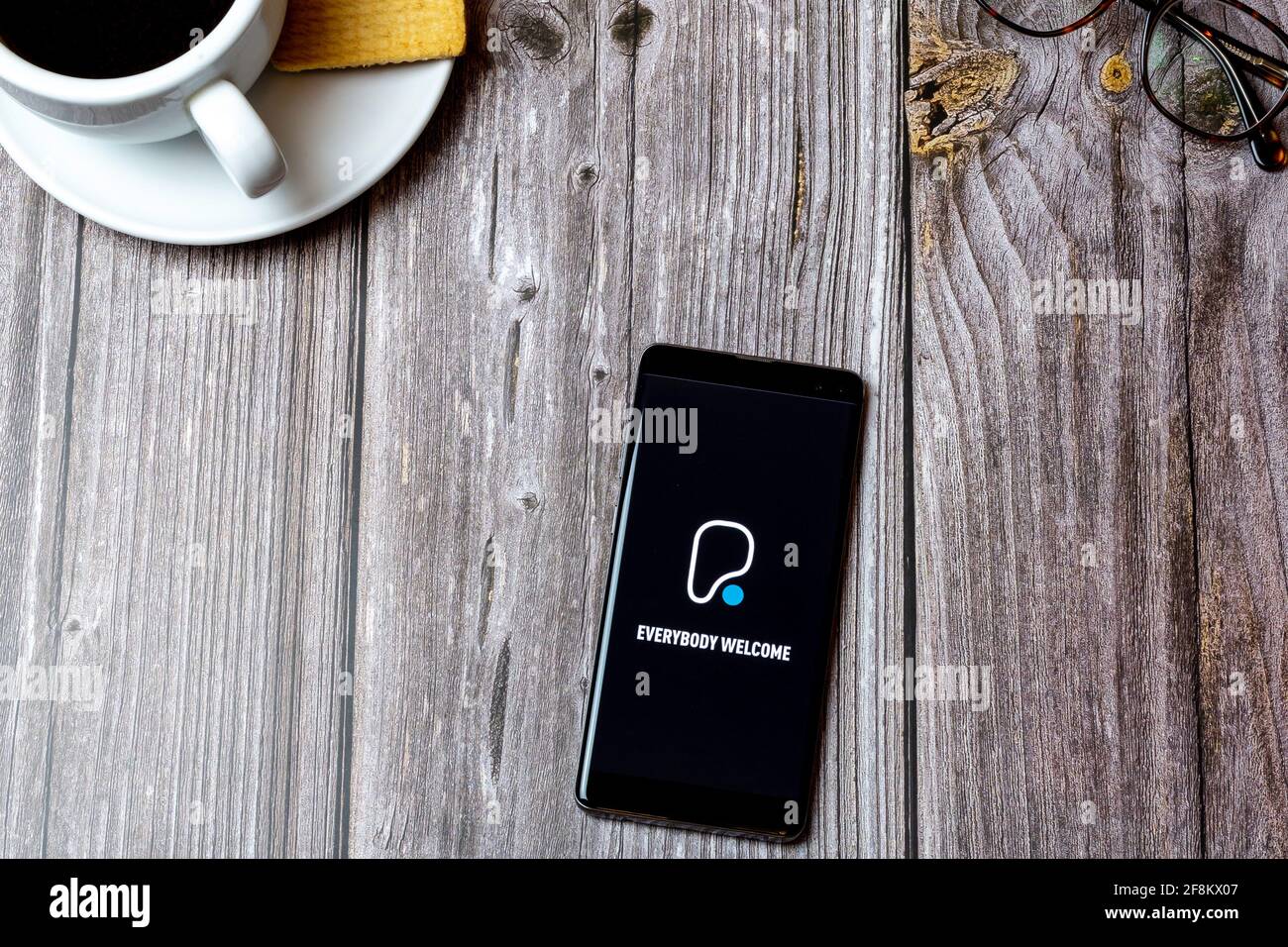 Un téléphone portable ou mobile posé sur un bois Tableau montrant l'application Pure Gym à l'écran Banque D'Images