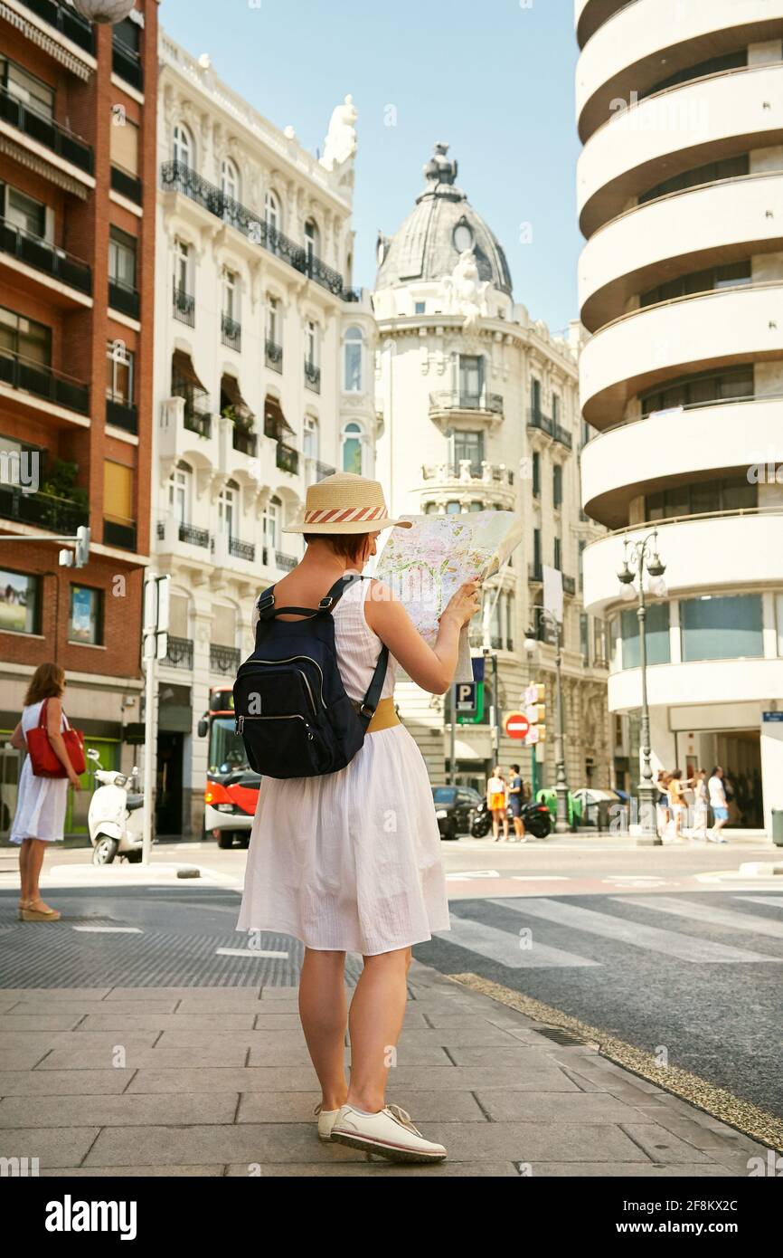 Femme touristique à la recherche d'une carte sur une rue de la ville européenne, voyage à Valence. Banque D'Images