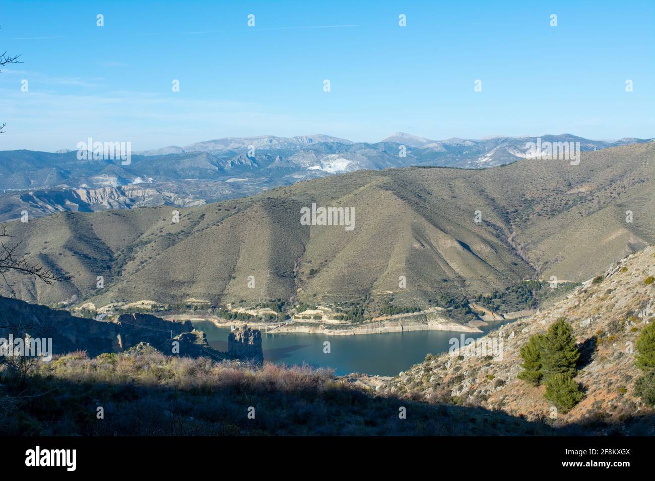 Belle vue sur une rivière dans les montagnes sous un ciel bleu dans le parc national de la Sierra Nevada, Espagne Banque D'Images