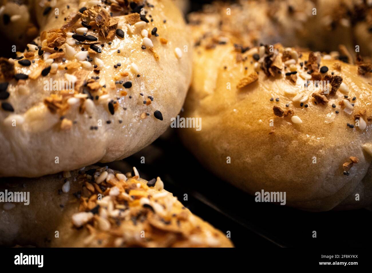 Photo macro d'un groupe de bagels tout dorés Banque D'Images