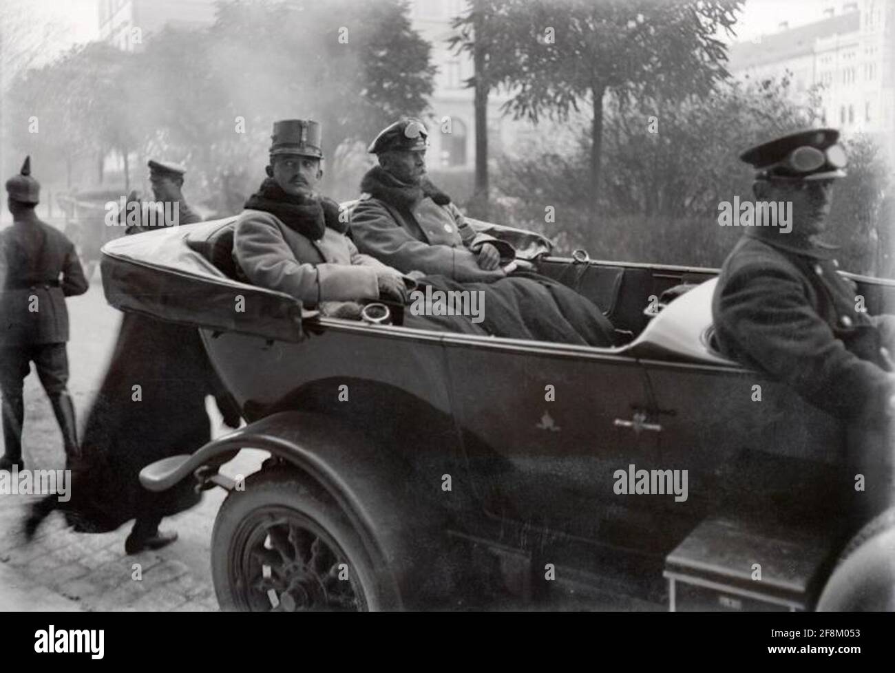 Archduke Karl Franz Josef au col Predeal accompagné d'Erich von Falkenhayn. Dans une voiture sur le chemin du col. Banque D'Images