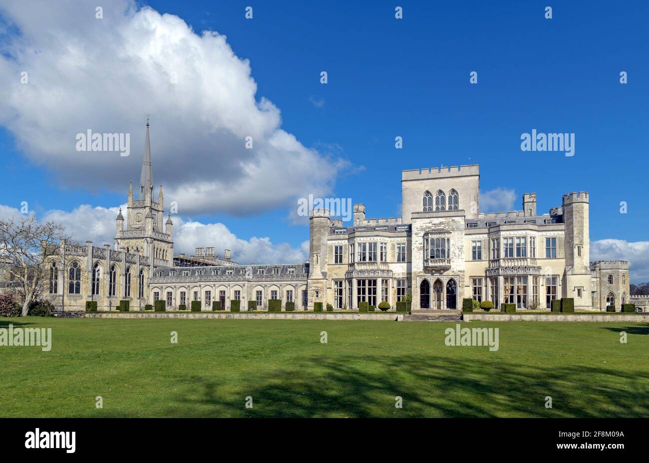 Ashridge House Church et Clock Tower 700 ans d'histoire Hertfordshire Angleterre Banque D'Images