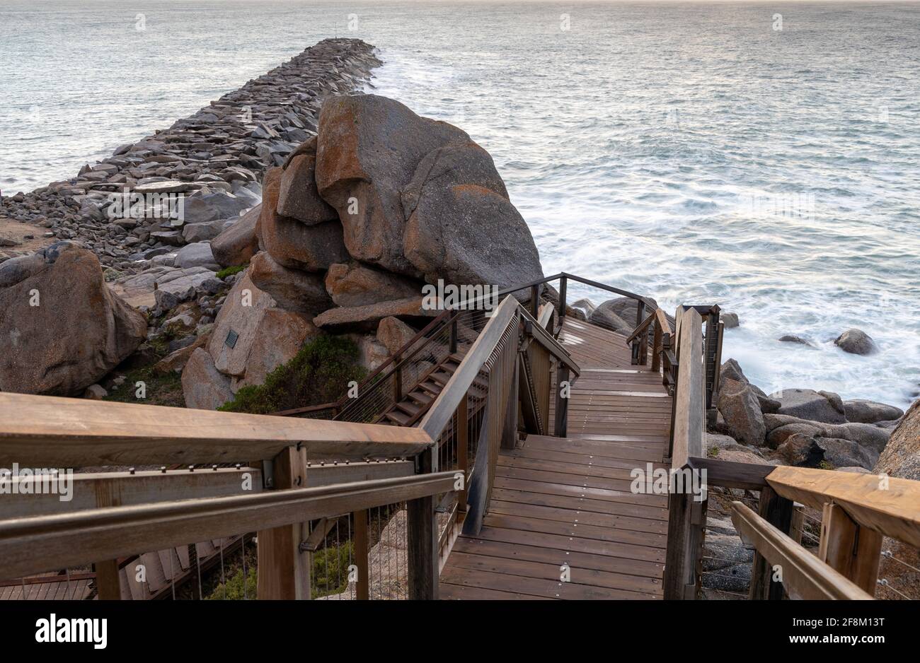 La promenade en granit au lever du soleil à Victor Harbor en Australie méridionale Le 12 avril 2021 Banque D'Images