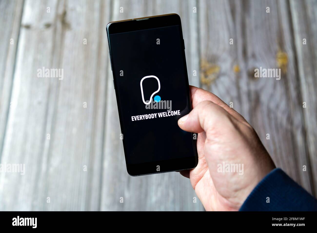 Un téléphone portable ou un téléphone portable détenu dans un Main montrant l'application Pure Gym à l'écran Banque D'Images