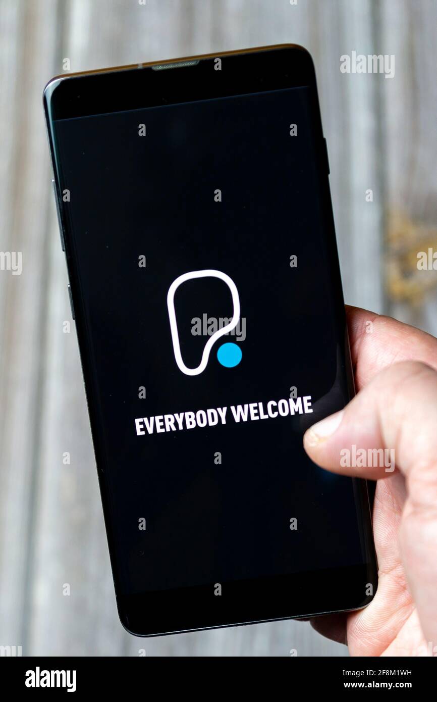 Un téléphone portable ou un téléphone portable détenu dans un Main montrant l'application Pure Gym à l'écran Banque D'Images