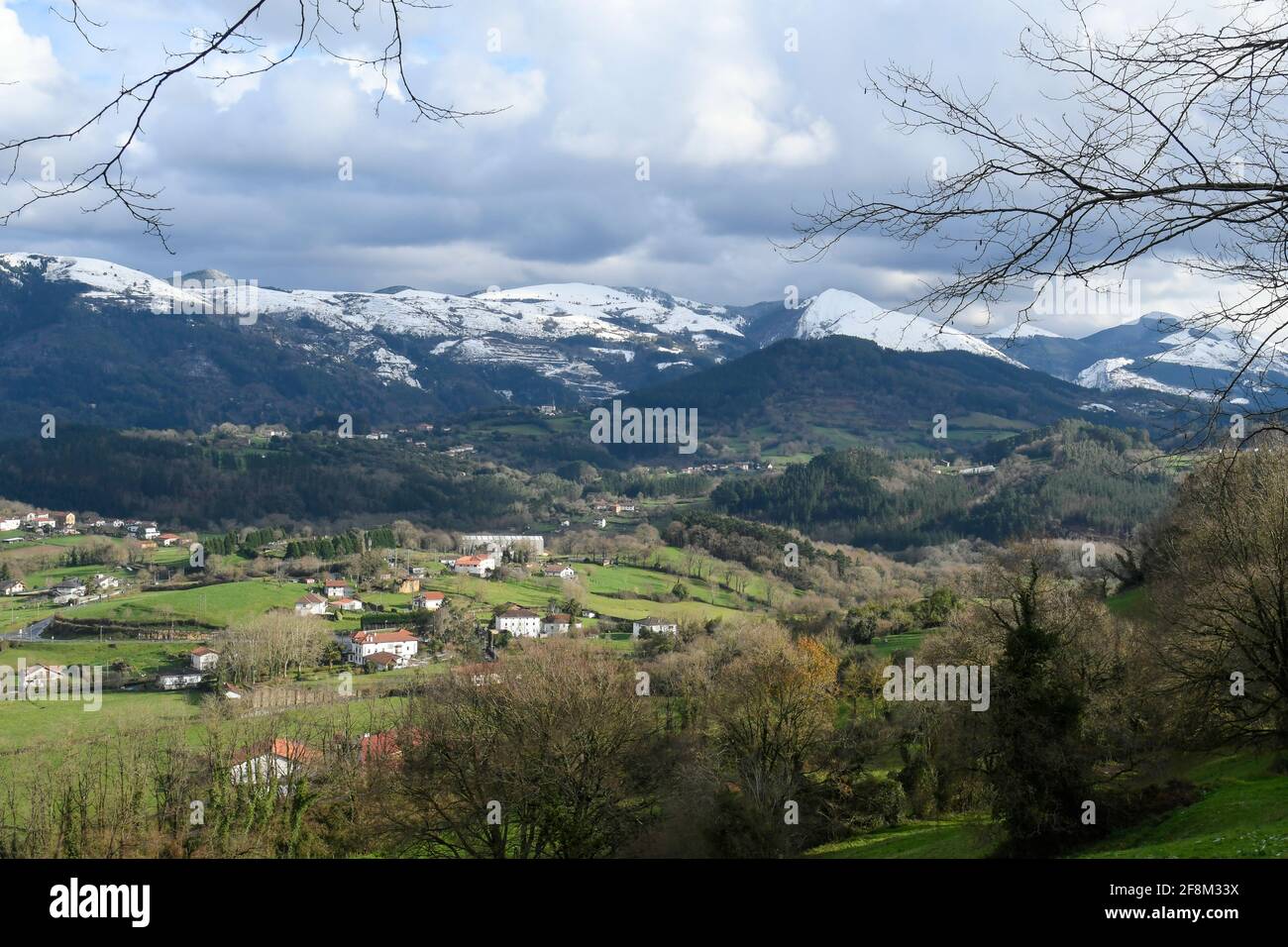 Vallée typique du pays Basque avec les montagnes enneigées en arrière-plan Banque D'Images