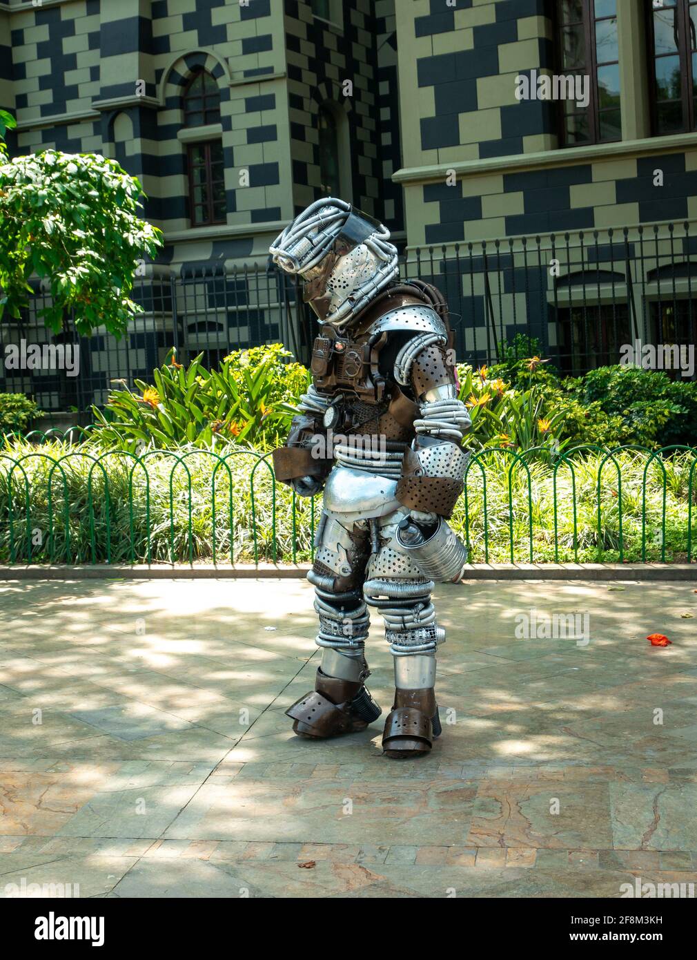 Medellin, Antioquia, Colombie - janvier 6 2021: L'homme latin habillé comme un robot posant sur la Plaza Botero Banque D'Images
