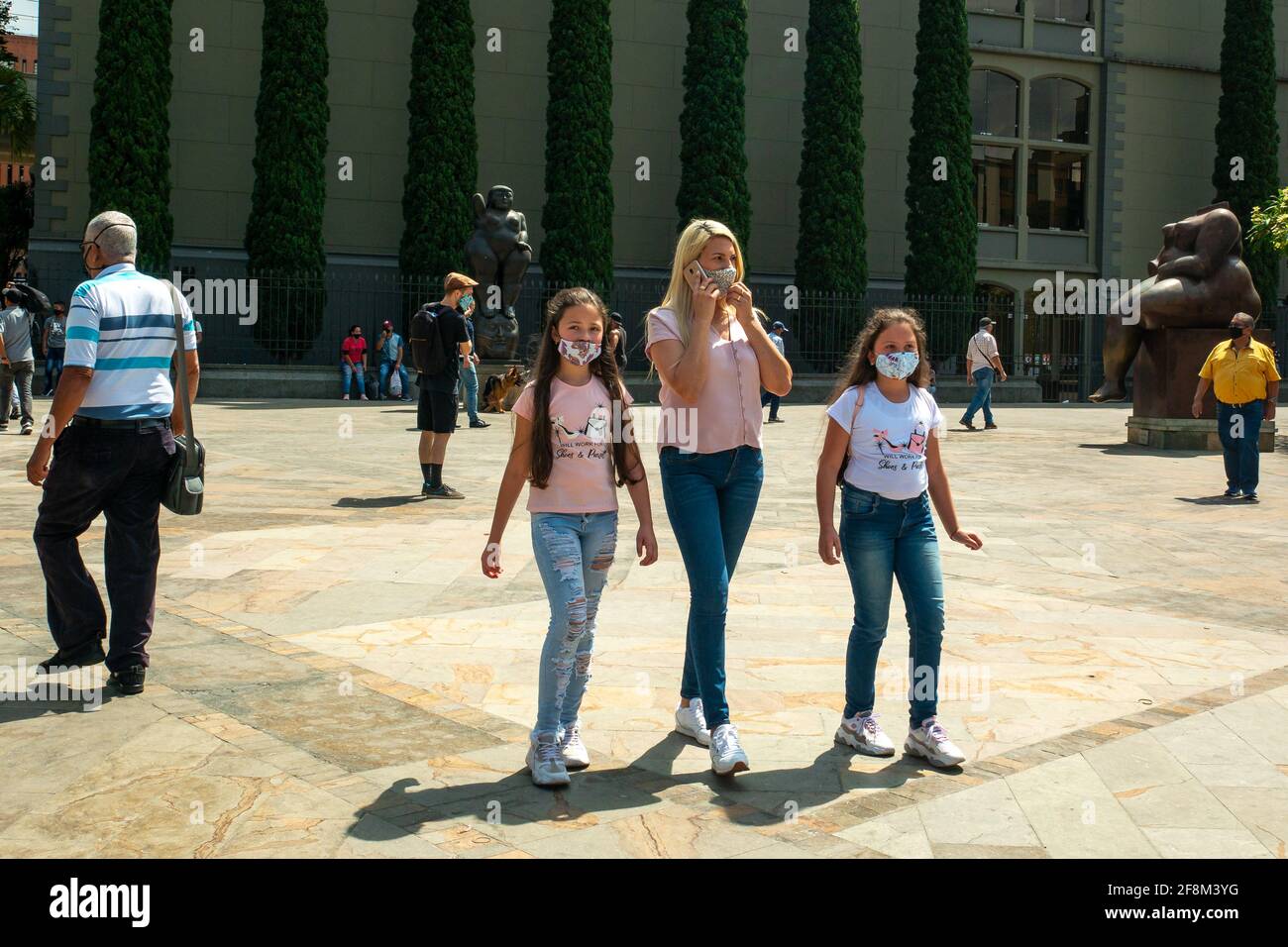 Medellin, Antioquia, Colombie - janvier 6 2021: Maman avec ses filles vêtues à pied à travers la Plaza Botero Banque D'Images