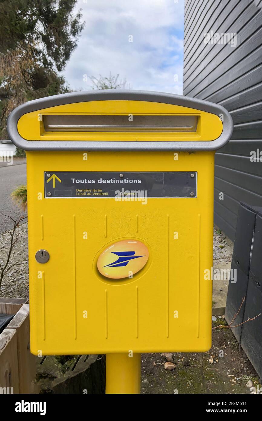 PARIS - 11 AVRIL 2021 : boîte postale jaune de la poste à Paris, France  Photo Stock - Alamy