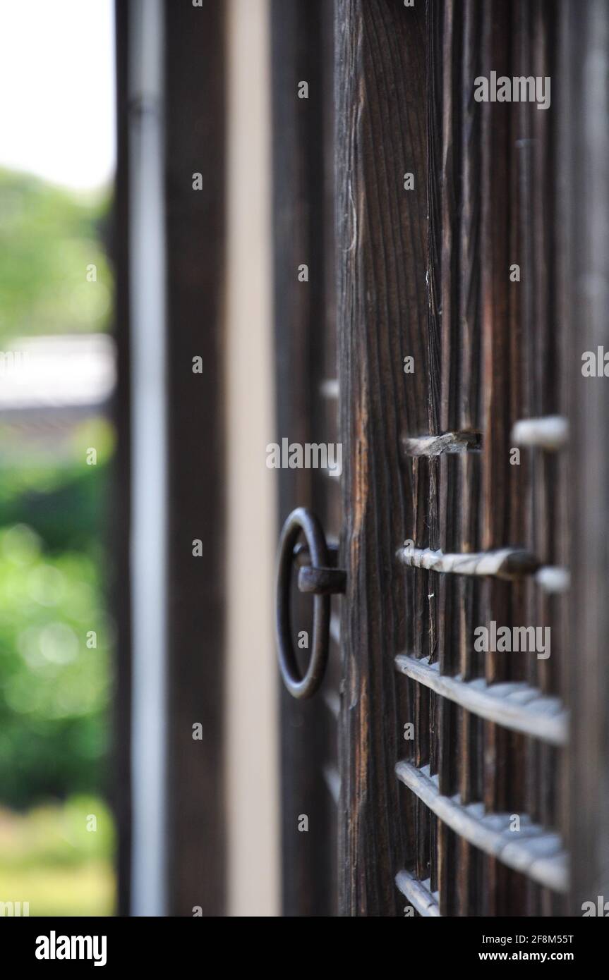 détail de porte en treillis avec quincaillerie traditionnelle coréenne dans le village folklorique de hahoe, andong, corée du sud Banque D'Images