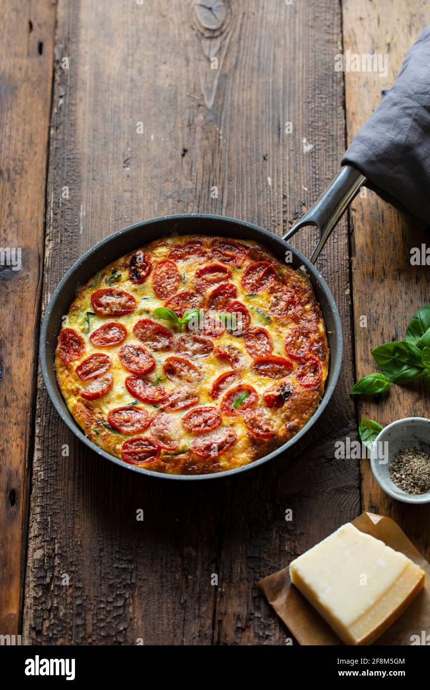Courgette et tomates rôties frittata Banque D'Images