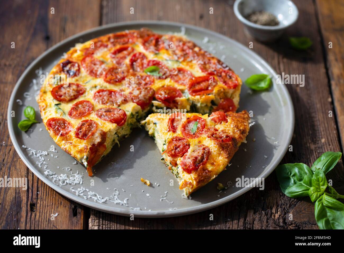 Courgette et tomates rôties frittata Banque D'Images