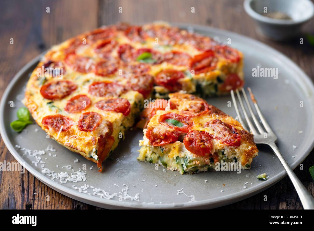 Courgette et tomates rôties frittata Banque D'Images