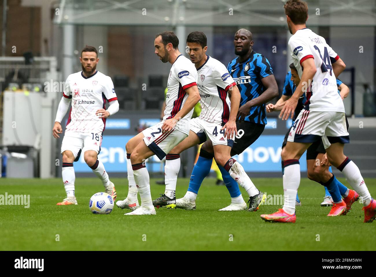 MILAN, ITALIE - AVRIL 11 : Diego Godin de Cagliari, Andrea Carboni de Cagliari et Romelu Lukaku d'Internazionale pendant la série UN match entre l'Inte Banque D'Images