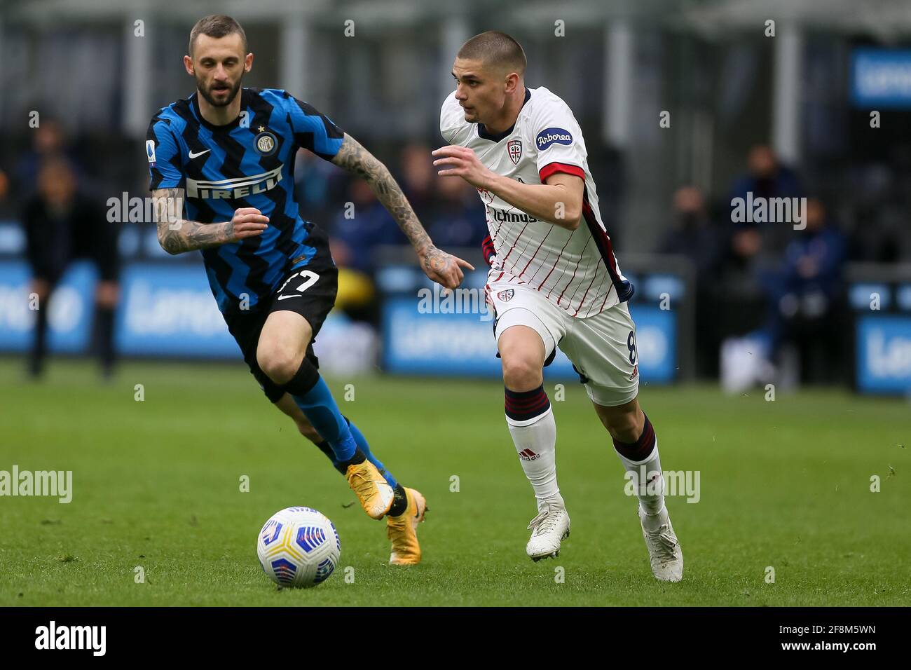 MILAN, ITALIE - AVRIL 11: Marcelo Brozovic de l'Internazionale et Razvan Marin de Cagliari pendant la série UN match entre Internazionale et Cagliari Banque D'Images