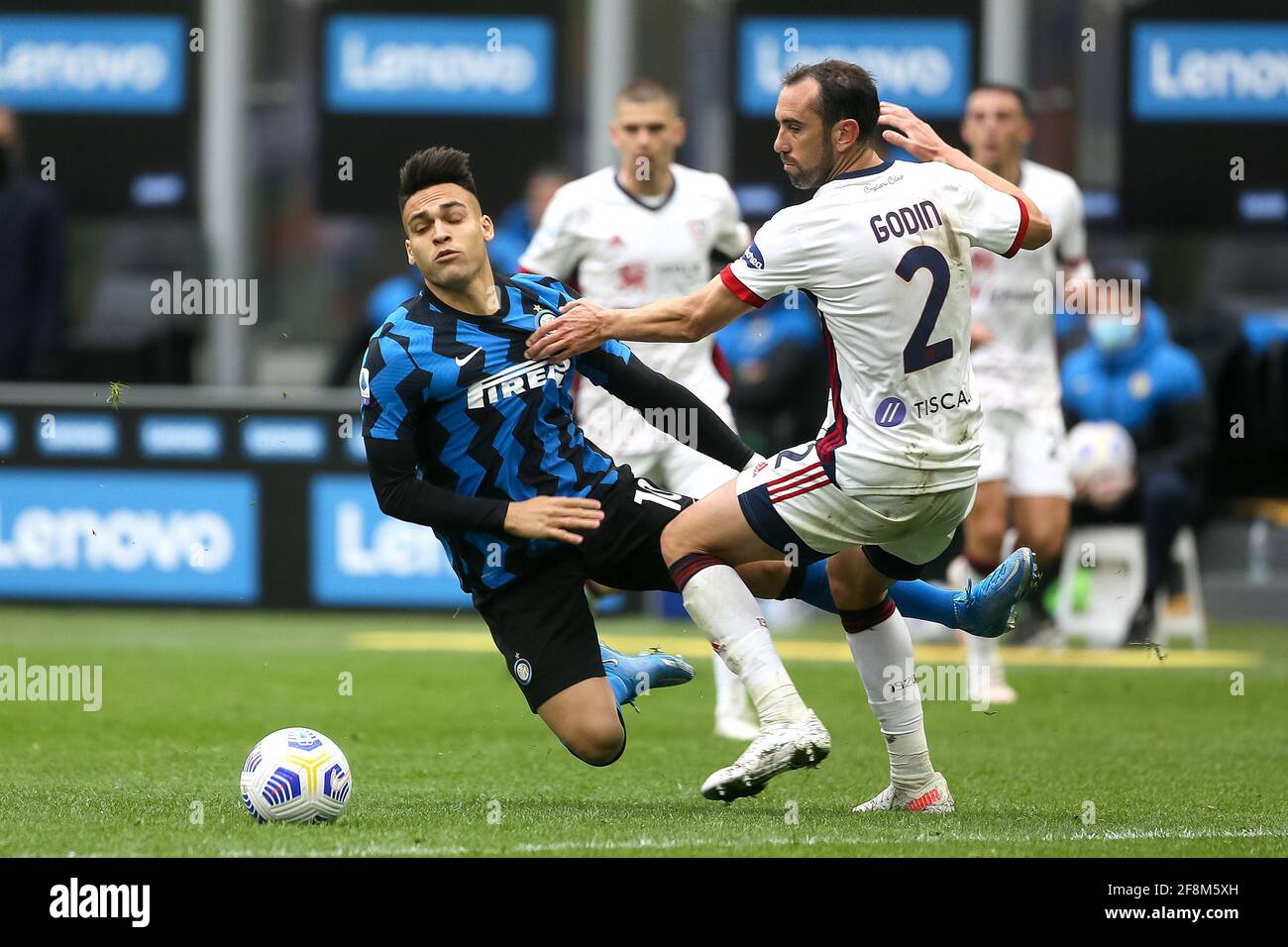 MILAN, ITALIE - AVRIL 11: Lautaro Martinez de l'Internazionale et Diego Godin de Cagliari pendant la série UN match entre Internazionale et Cagliari a Banque D'Images