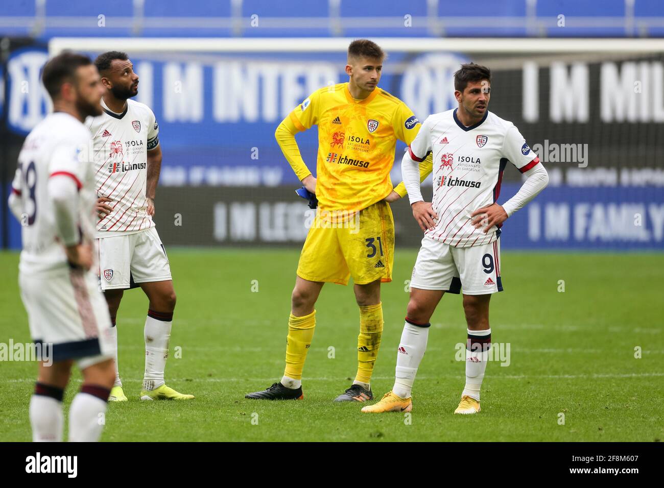 MILAN, ITALIE - AVRIL 11 : Joao Pedro de Cagliari, gardien de but Guglielmo Vicario de Cagliari et Giovanni Simeone de Cagliari, semblent avoir été abattu pendant la se Banque D'Images