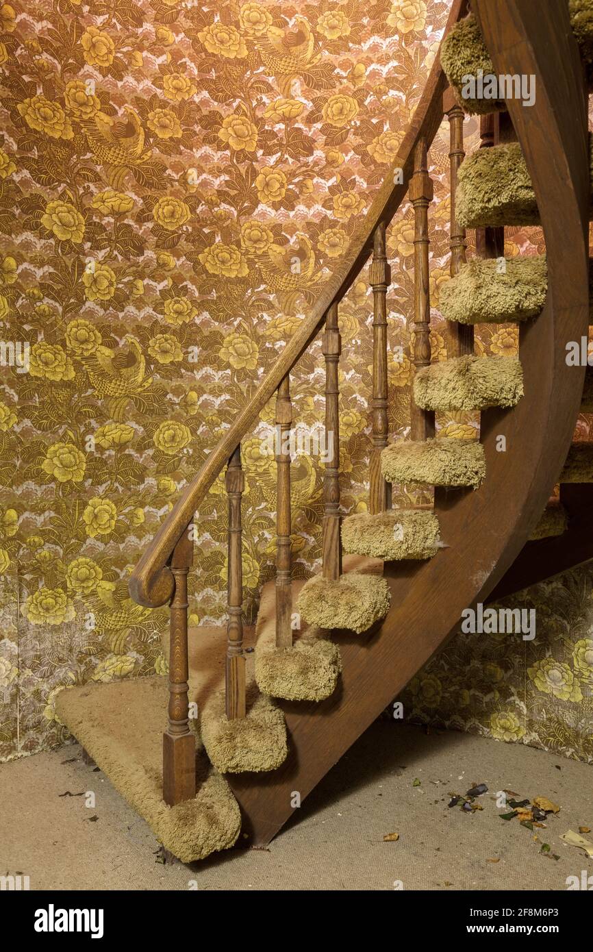 Un escalier semi-circulaire à l'intérieur d'une maison. Banque D'Images