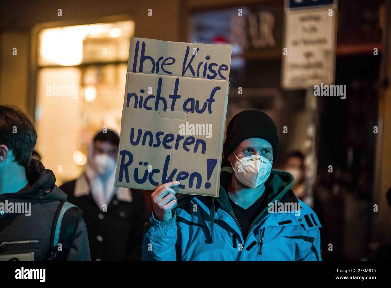 Munich, Bavière, Allemagne. 14 avril 2021. ''votre crise, pas sur notre dos''. Un groupe de non-Coronarebels a démontré à Munich, Allemagne contre le couvre-feu et ce qu'ils croient être anti-Corona politique qui a une faible efficacité tout en endommageant les revenus, les entreprises, Et l'éducation.Â le groupe exige un contrôle efficace des infections par la fermeture des écoles et des entreprises d'une manière conséquente tout en fournissant le plein salaire des travailleurs afin de soutenir l'économie et la société.Â les manifestants ont également démontré pour de meilleures conditions pour les réfugiés, une fin aux déportations, et (drogue) brevets qui ar Banque D'Images