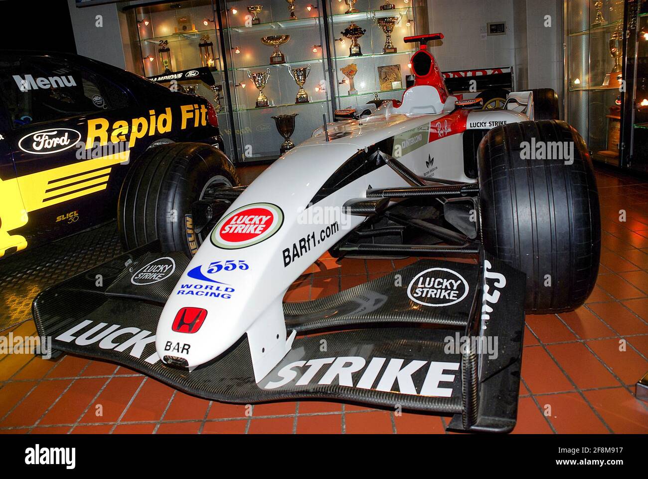 British American Racing, BAR 006, voiture de course du Grand Prix de F1 à l'intérieur du siège de ProDrive Motorsport à Banbury, Oxfordshire, Royaume-Uni. Banque D'Images