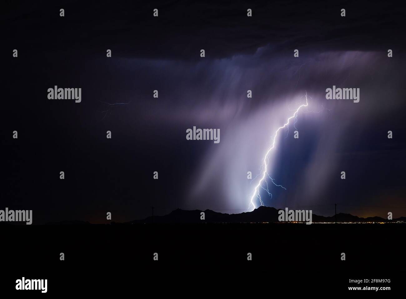 Éclair et forte pluie d'une tempête de mousson à Casa Grande, Arizona Banque D'Images
