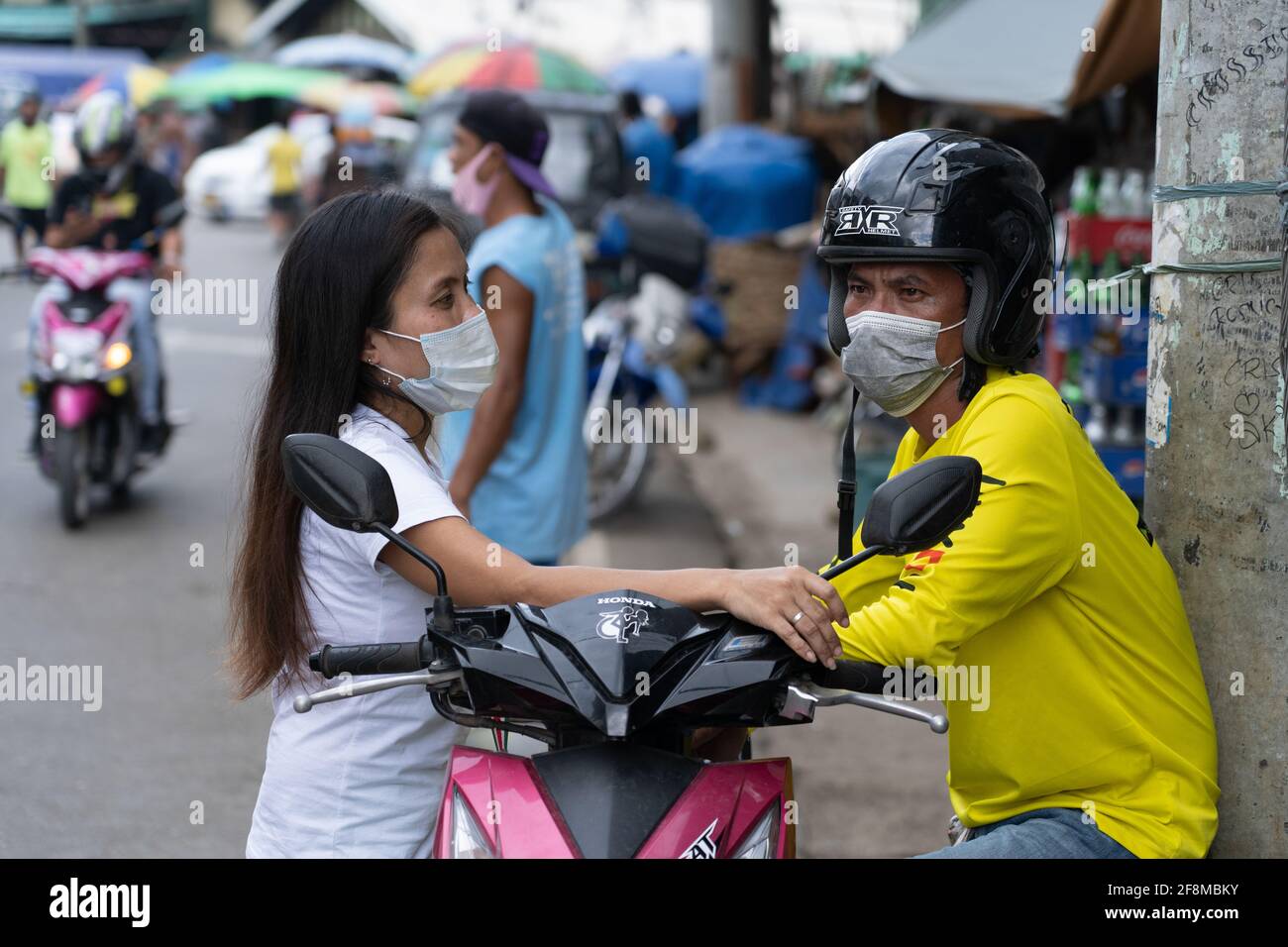 Un homme et une femme boty portant des masques, face à l'autre dans une ville de Ceby, rue, Philippines Banque D'Images
