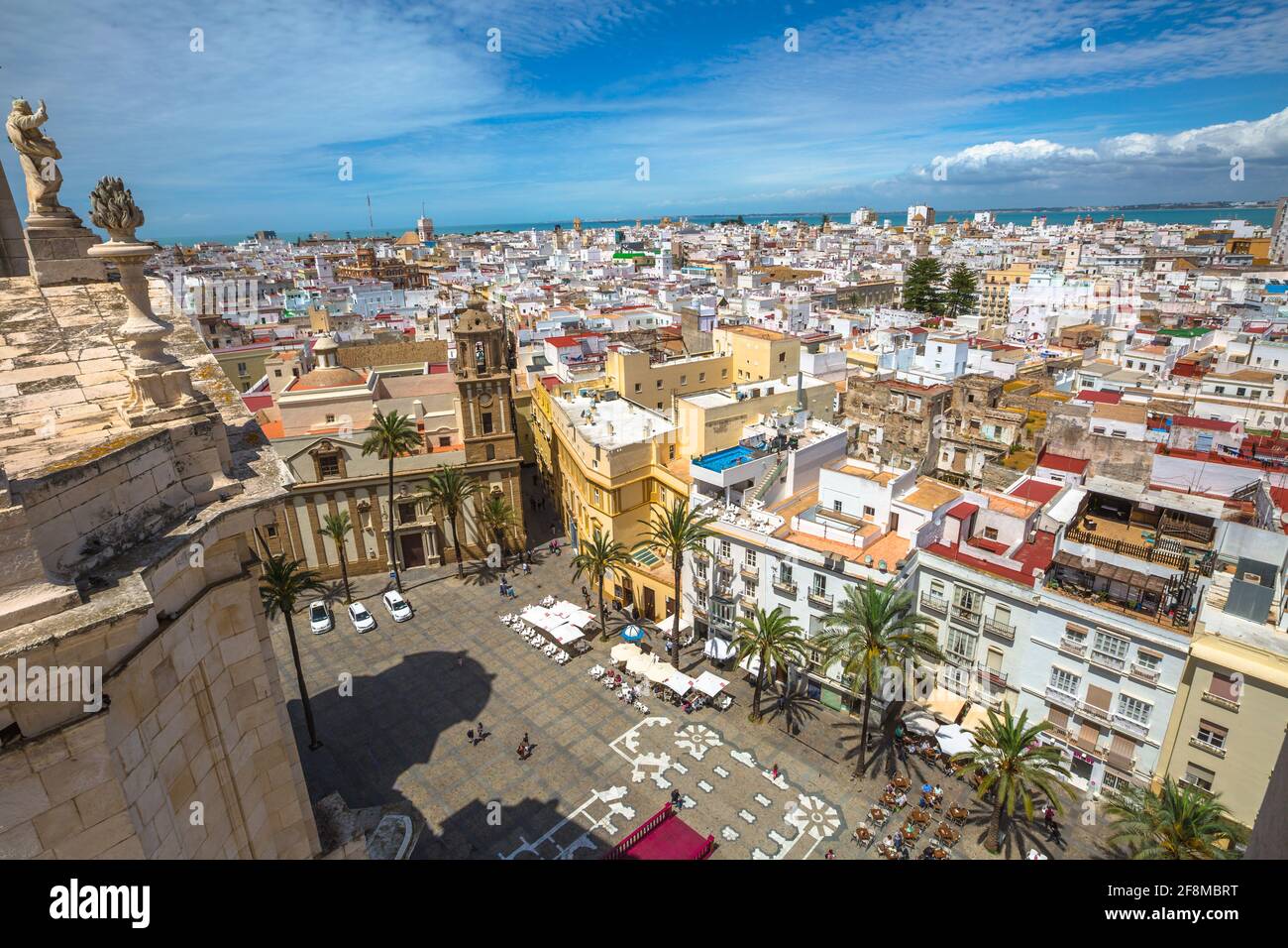 Cadix, Andalousie, Espagne - 21 avril 2016: Place Cadix vue aérienne au sommet de la cathédrale de Cadix, en espagnol: Iglesia de Santa Cruz, Cadix Banque D'Images