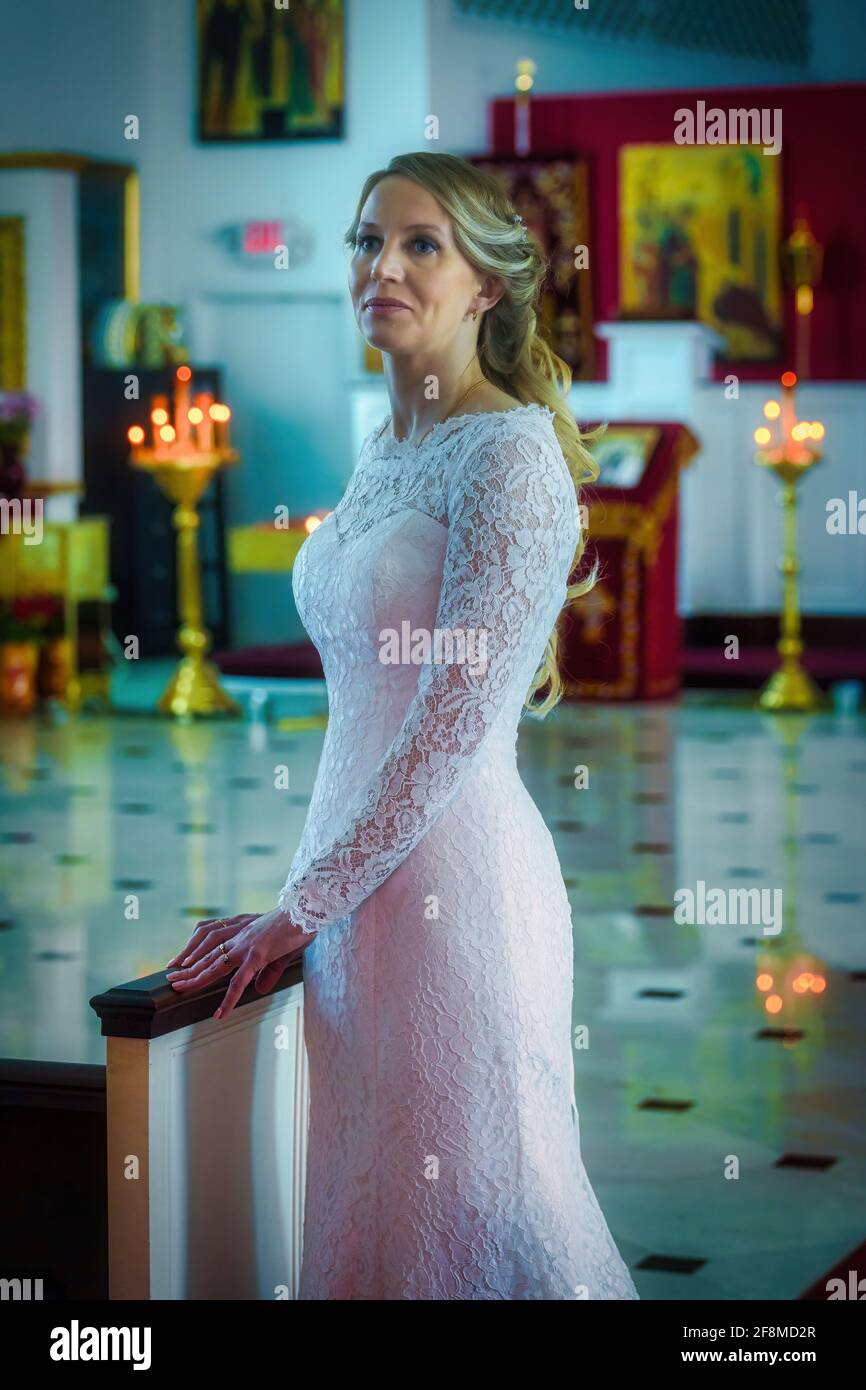 Femme en robe de mariage blanche et une coiffure étonnante sur la cérémonie  de mariage orthodoxe russe à l'église orthodoxe russe aux États-Unis Photo  Stock - Alamy