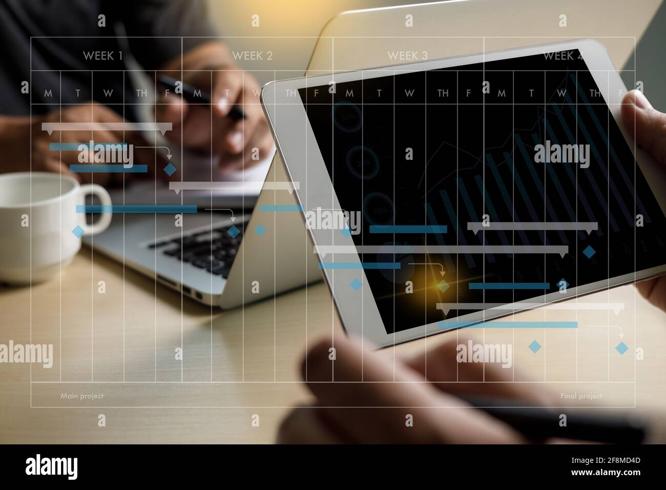 Projet de travail de l'homme d'affaires et mise à jour du diagramme de Gantt virtuel diagramme et progression planification qualité et communication gantt sur virtua Banque D'Images