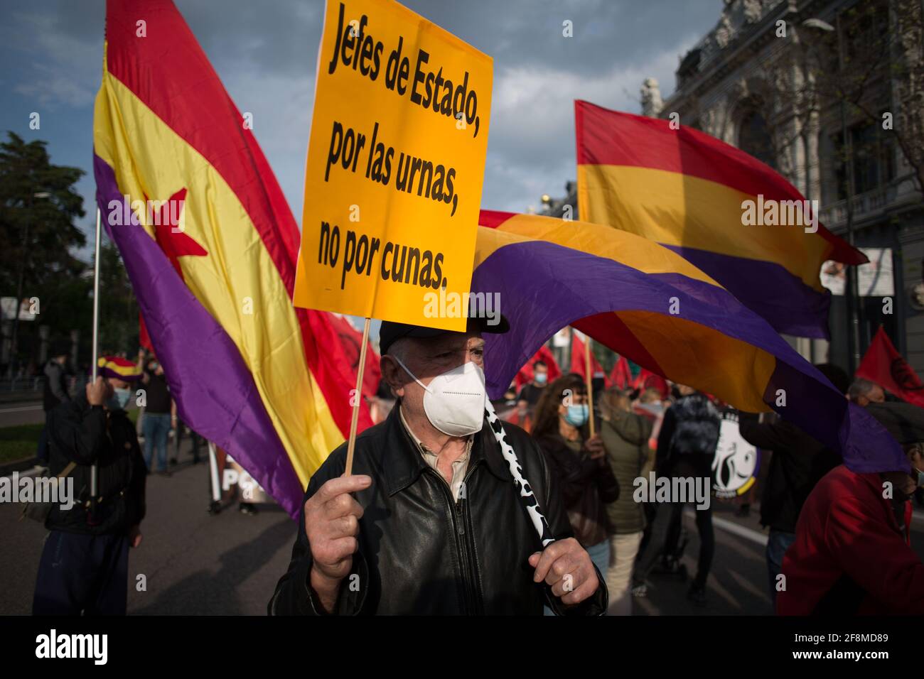 Madrid, Espagne. 14 avril 2021. Un homme portant un écriteau qui se lit comme suit : « chefs d'État, par les urnes, pas par les lits de bébé » lors du 90e anniversaire de la république espagnole en mars. La deuxième république espagnole a été proclamée le 14 avril 1931 et interrompue en 1936 par un coup d'État qui a mené à trois années de guerre civile. En 1939, avec la victoire du parti nationaliste, la dictature franquiste fut installée, en vigueur depuis 36 ans. (Photo par Luis Soto/SOPA Images/Sipa USA) crédit: SIPA USA/Alay Live News Banque D'Images