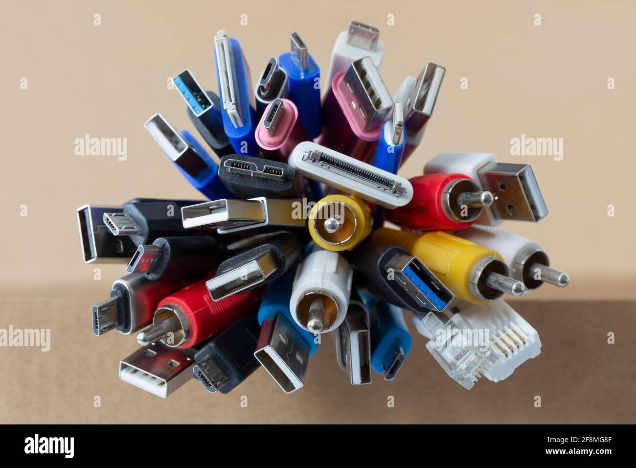 Heap beaucoup de câbles USB (Universal Serial bus) connecteurs fiches norme universelle pour ordinateur différents types de câbles et ports périphériques. Fermer u Banque D'Images