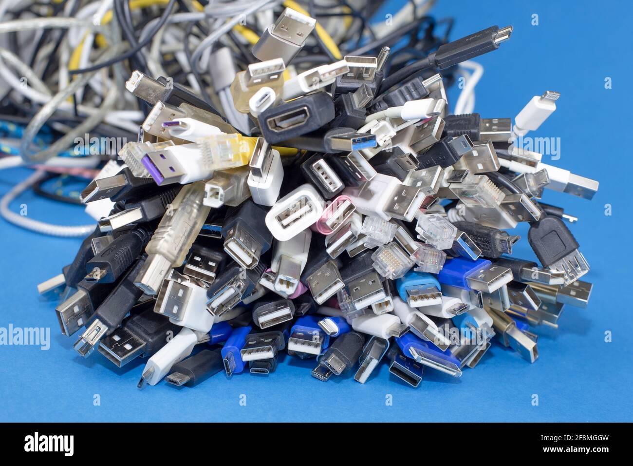 Tas beaucoup d'USB utilisé (Universal Serial bus) Câbles connecteurs fiches norme universelle pour ordinateurs différents types de câbles Et ports périphériques Banque D'Images